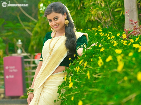 അവതാരകയായി തിളങ്ങി നില്ക്കുന്നു