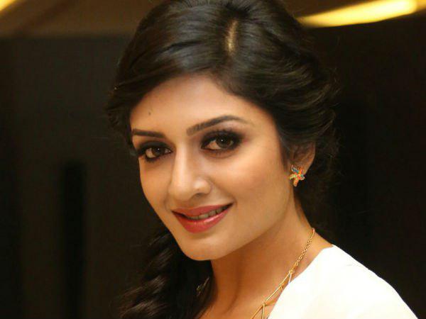 സിനിമയില് കാലുറപ്പിച്ച ശേഷമാണ് വിമല തന്റെ മാതൃഭാഷയില് ഒരുി സിനിമ ചെയ്തത്. അപ്തരക്ഷക എന്ന ഒരേ ഒരു കന്നട സിനിമ മാത്രം!!
