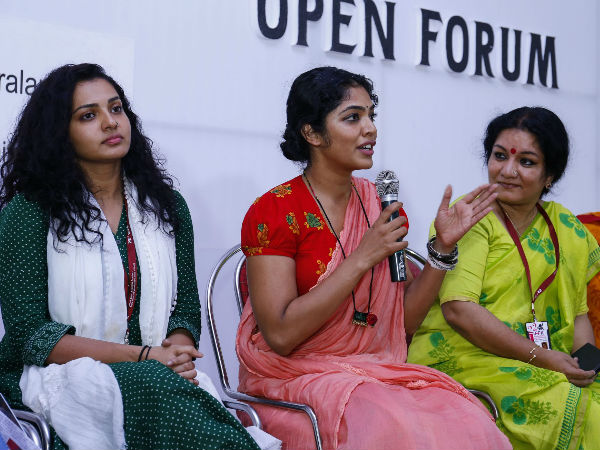 കൂവി തോല്പ്പിക്കുന്ന സദസ്