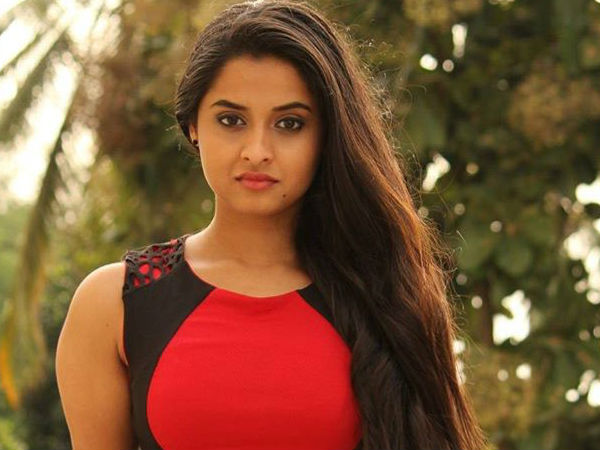 മൂന്ന് നായികമാരില് ഒരാള്