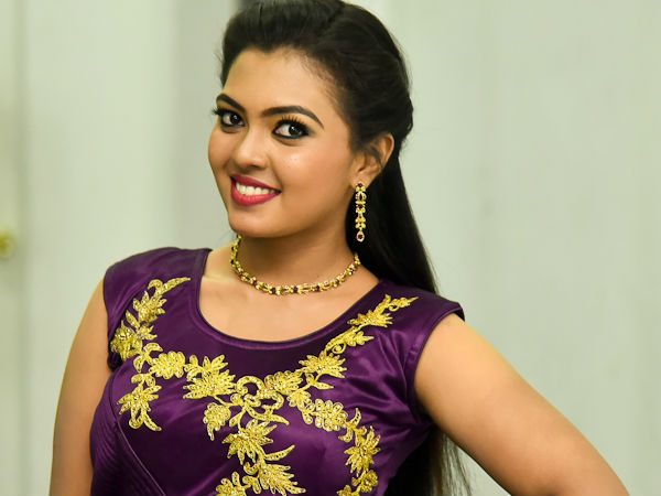 ശാലീനതയും പാവത്താന് ലുക്കും