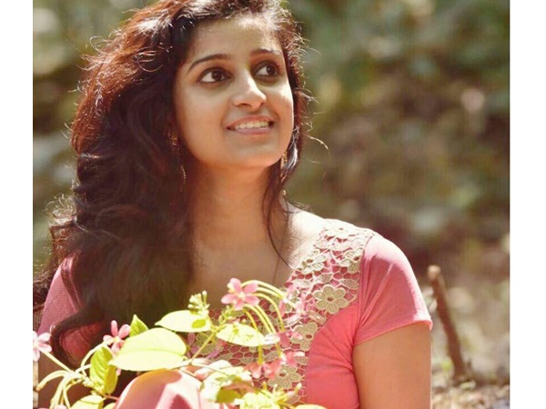 സോഷ്യല് മീഡിയയില് സജീവമാണ്