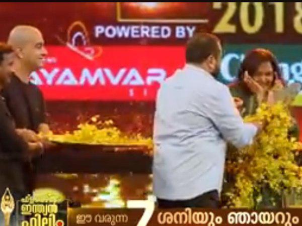 പൂവിനിടയില് നിന്നും