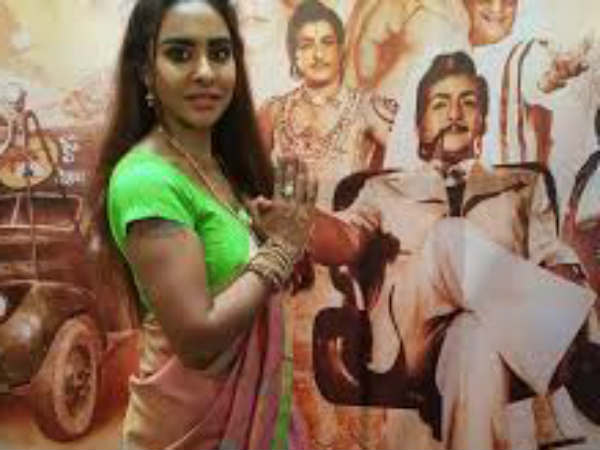 കിടപ്പറ പങ്കിടാൻ ക്ഷണിക്കുന്നു