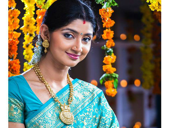മോഹന്ലാലിന്റെ നായികയായി, അനിയത്തിയുമായി