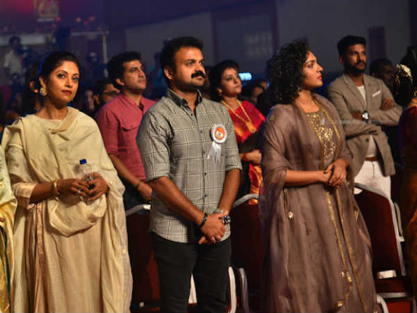 മമ്മൂട്ടിയില് നിന്നും പുരസ്കാരം സ്വീകരിച്ച് പാര്വതി