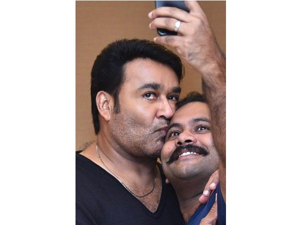 മാജിക്കുമായി മോഹന്ലാലെത്തി