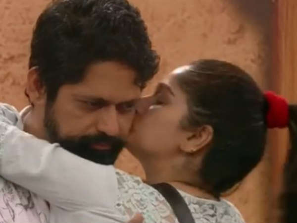 കിടക്ക പങ്കിടുന്നു