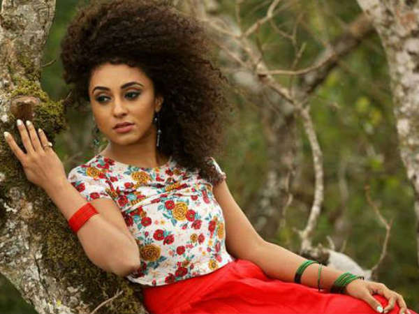 കോലിയും അനുഷ്കയും വ്യത്യസ്തരാക്കുന്നു