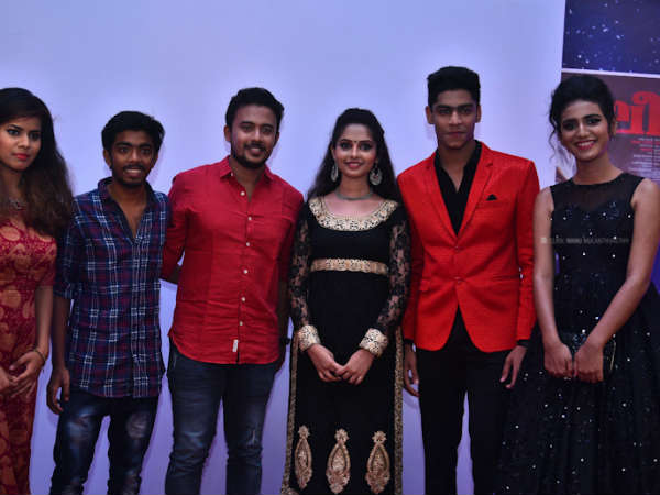ഗൗണ് പൊക്കാന് അസിസ്റ്റന്റ്