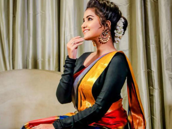 ഈ സാരിക്ക് പിന്നില്