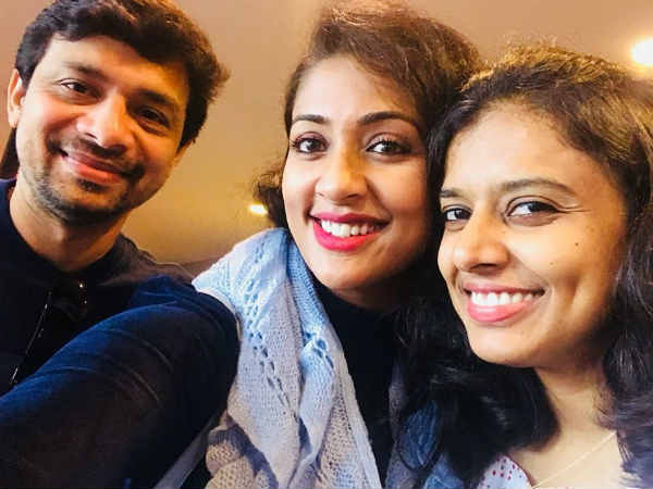 സഹപ്രവര്ത്തകര്ക്കൊപ്പം നവ്യ