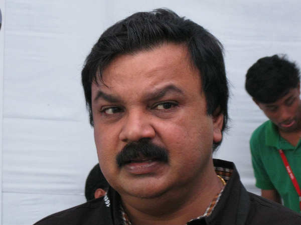 നടിമാർ ഒഴിഞ്ഞു മാറി