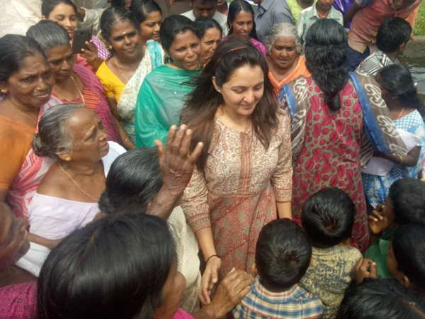 കുട്ടനാട്ടിലെത്തിയ മഞ്ജു വാര്യര്