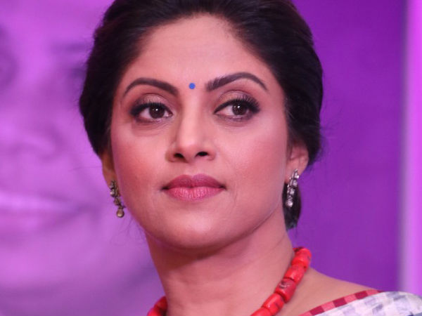അത്ഭുത കണ്ണാടിയുമായി നദിയ എത്തിയപ്പോള്