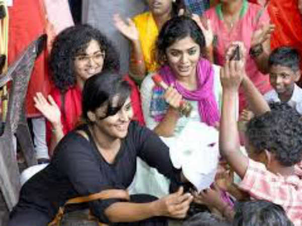 പാട്ടും ഡാൻസുമായി താരങ്ങൾ