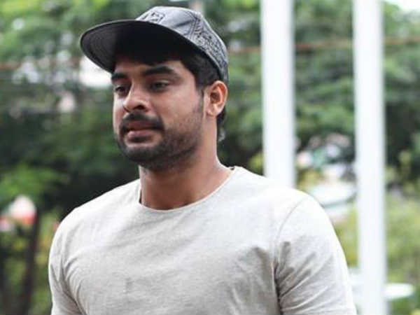 നടുറോഡിൽ