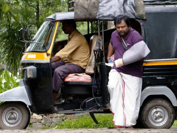 കൈയ്യൊടിഞ്ഞെങ്കിലും സജീവമാണ്
