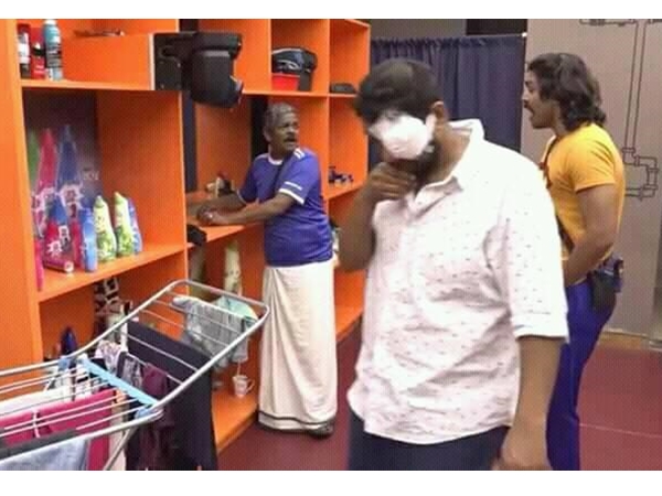 നീന്തല്ക്കുളത്തിലേക്ക് സാബു എടുത്തുചാടി