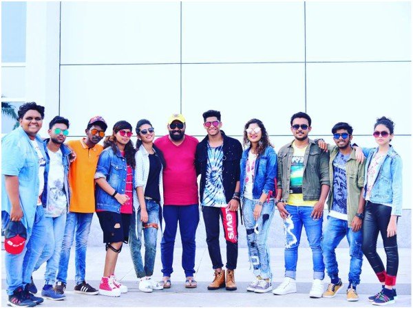 oru-adaar-love oru-adaar-love