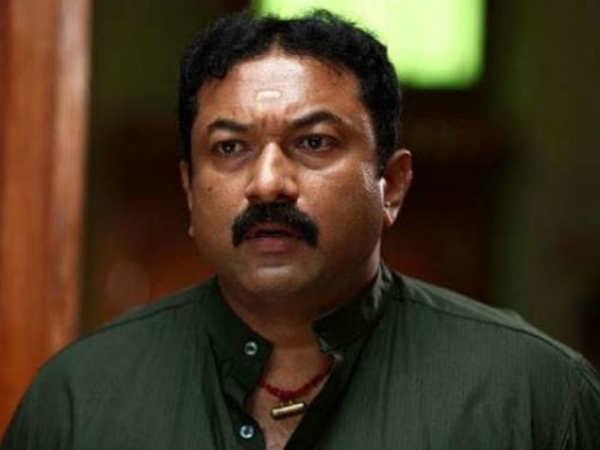 മോഹൻലാലിന് നേരെ ചെളിവാരി എറിയുന്നു