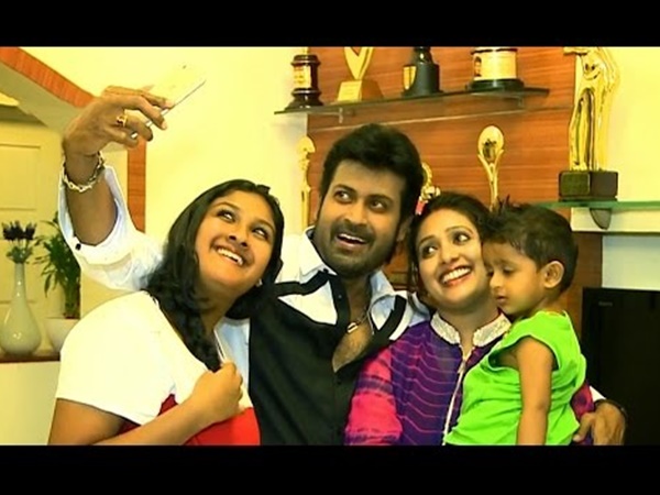 വീട്ടില് എങ്ങനെയാണ്?