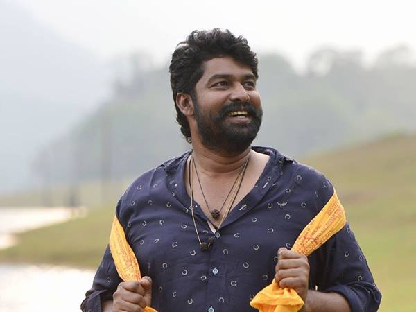 ജൂനിയര് ആര്ടിസ്റ്റായി തുടക്കം