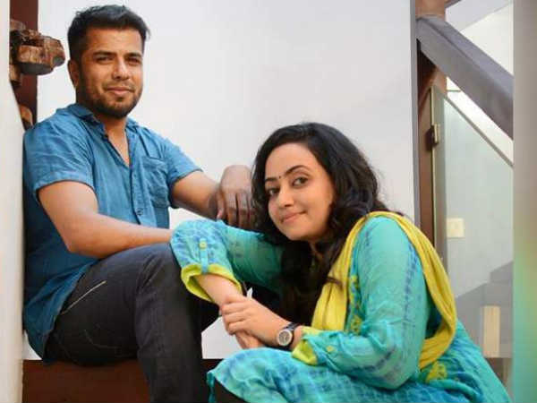 പിന്സീറ്റില് ഉറങ്ങുന്നത് കണ്ടു
