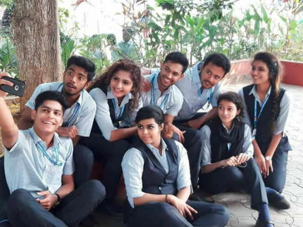 താരനിര