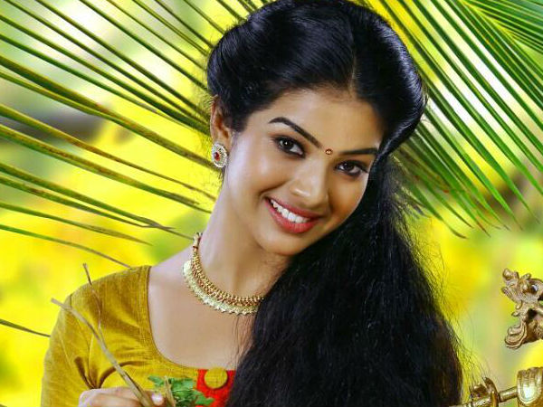 മോനിഷയുടെ പശ്ചാത്തലം