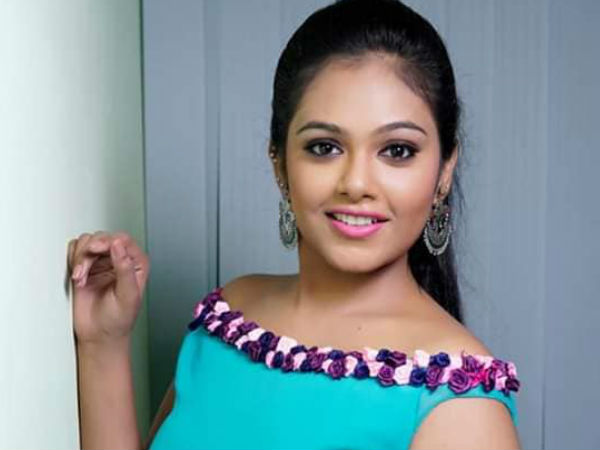 ക്യാമറയുടെ മുന്നിലേക്ക്