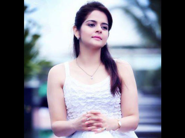 ഒന്നിനുപിറകെ ഒന്നായി ചിത്രങ്ങള്