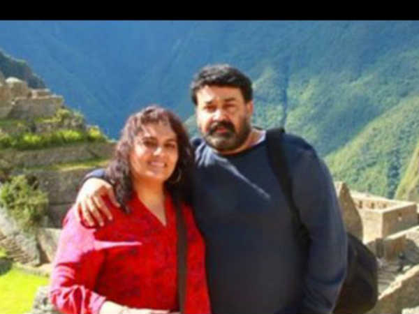 ആന്റണി പെരുമ്പാവൂരിനോടൊപ്പം