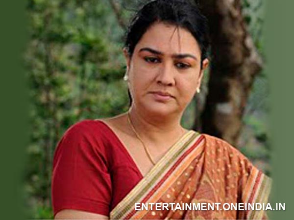 സാധാരണക്കാരിയായി ജീവിക്കുന്നു