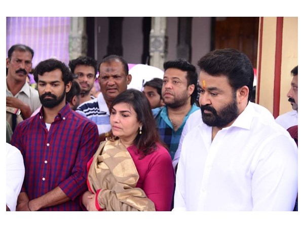 മോഹന്ലാല് വിളിക്കാറുണ്ട്