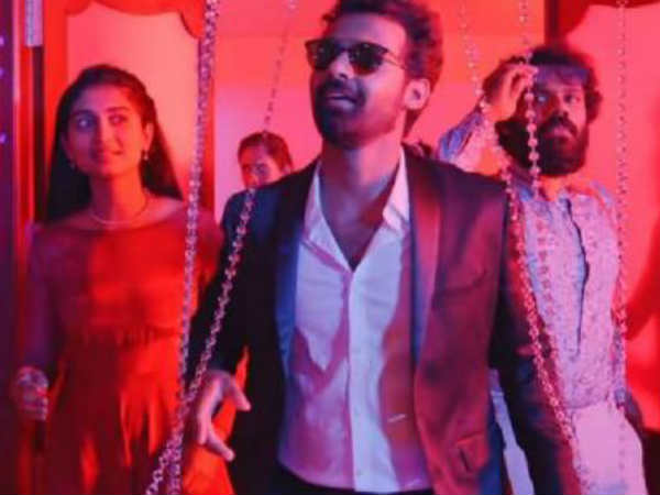 അഡാറ് ലുക്കിനു പിന്നിൽ