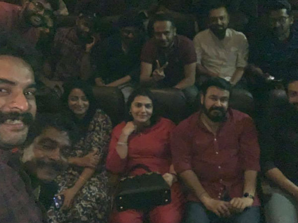 ഫാൻസിനോടൊപ്പം ആഘോഷം