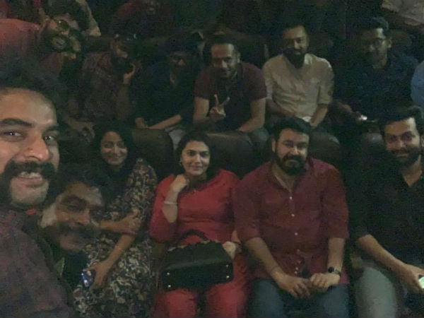 ടൊവിനോയുടെ സെൽഫി