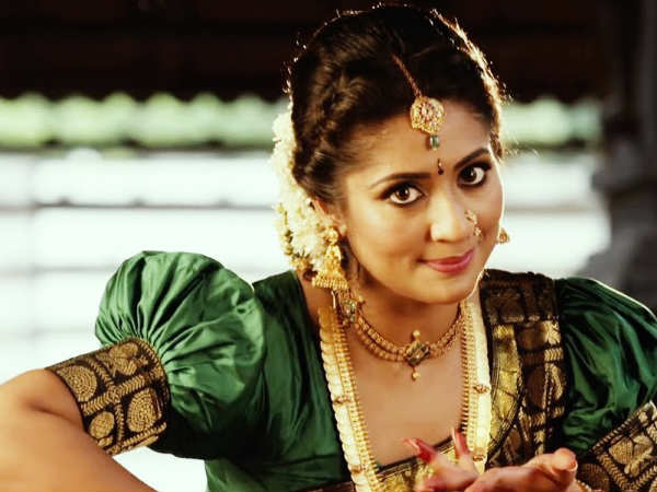 ചിന്നഞ്ചെറുകിളിയേ...