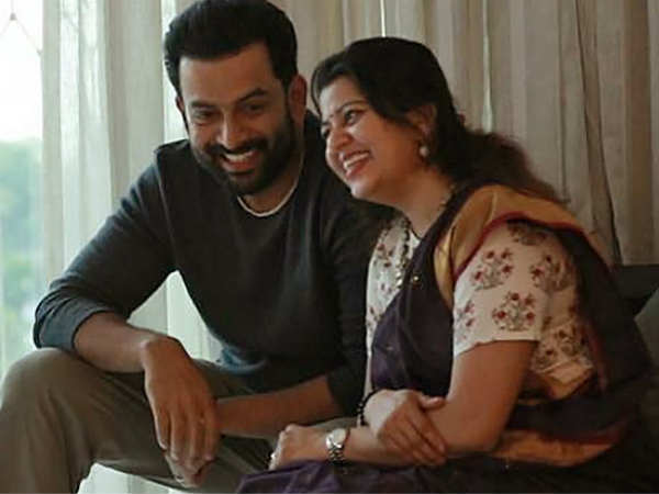 നിറ പുഞ്ചിരിയോടെ താരങ്ങൾ