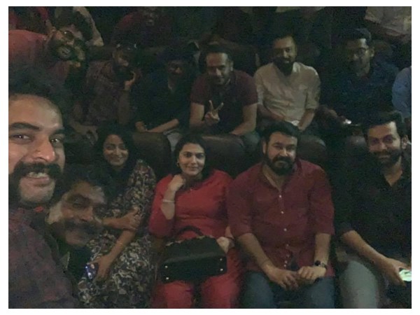 താരങ്ങള്ക്ക് തൊട്ടുപിന്നില്