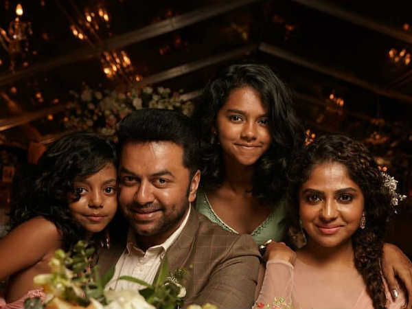 ഇന്ദ്രജിത്തും കുടുംബവും
