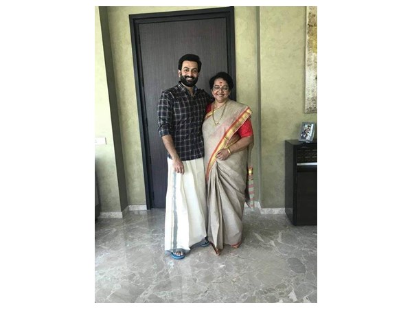 അമ്മയ്ക്കൊപ്പം