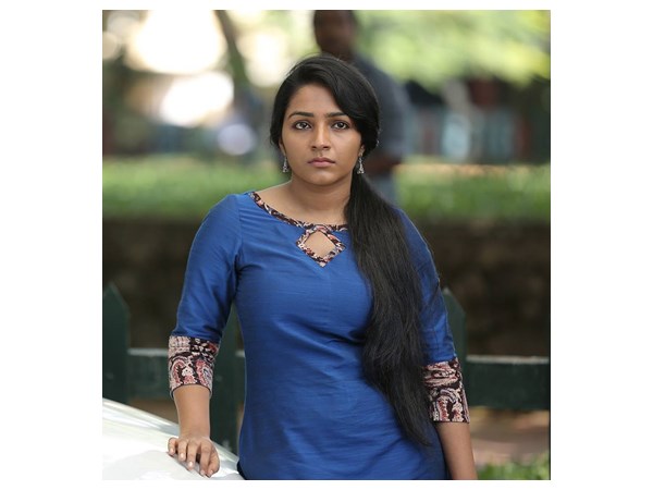 അവതാരകയായി തുടക്കം കുറിച്ചു