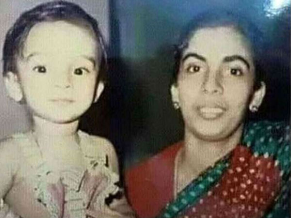 അമ്മയോടൊപ്പം നിൽക്കുന്ന ചിത്രം