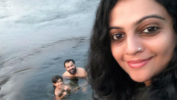 കുഞ്ഞിനെ എടുത്ത് നടന്നു