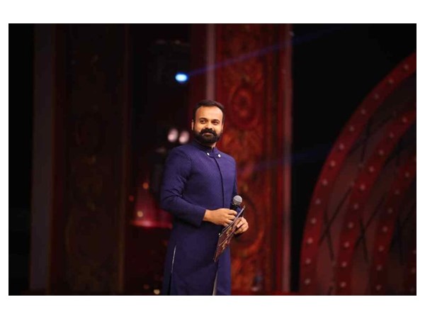 അവതാരകന്റെ വേഷത്തില്
