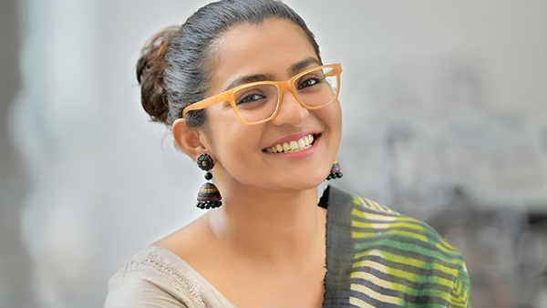 പാട്ട് വേദിയിൽ കണ്ണ് നിറച്ച് നടി