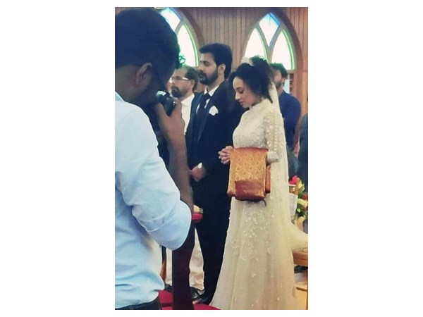 വധുവായി തിളങ്ങി