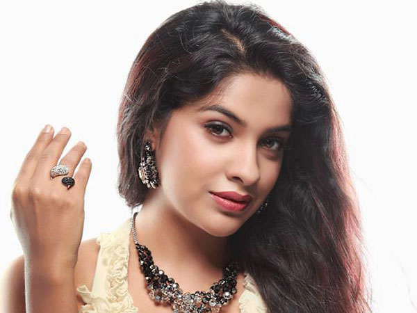 കോണ്ക്രീറ്റ് പാളി അടര്ന്നുവീണു